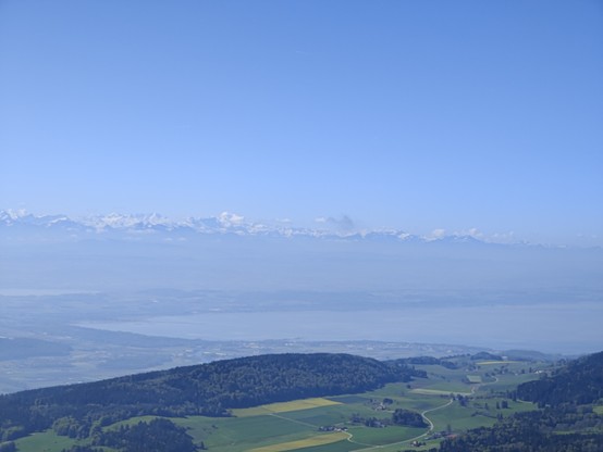 Am Horizont der Mt Blanc, unten der Neuenburger See im Dunst. Bloch vom Chasseral aus.
