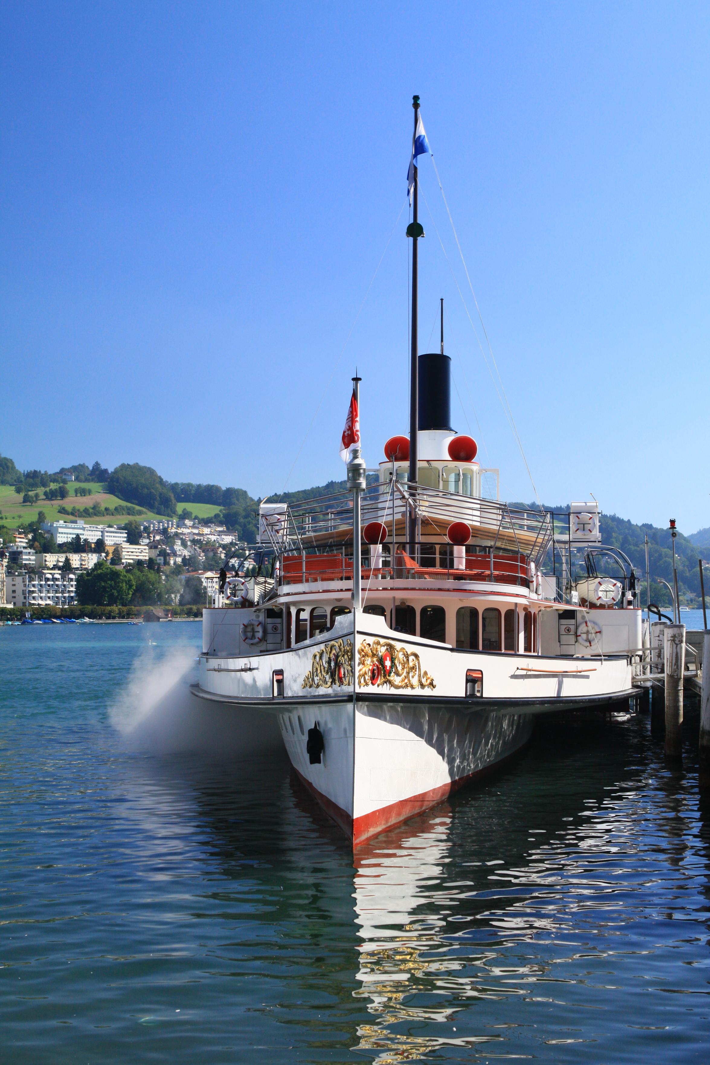 Ei nDampfer der Vierwaldstätter-See Flotte am Anleger in Luzern Ei nDampfer der Vierwaldstätter-See Flotte am Anleger in Luzern