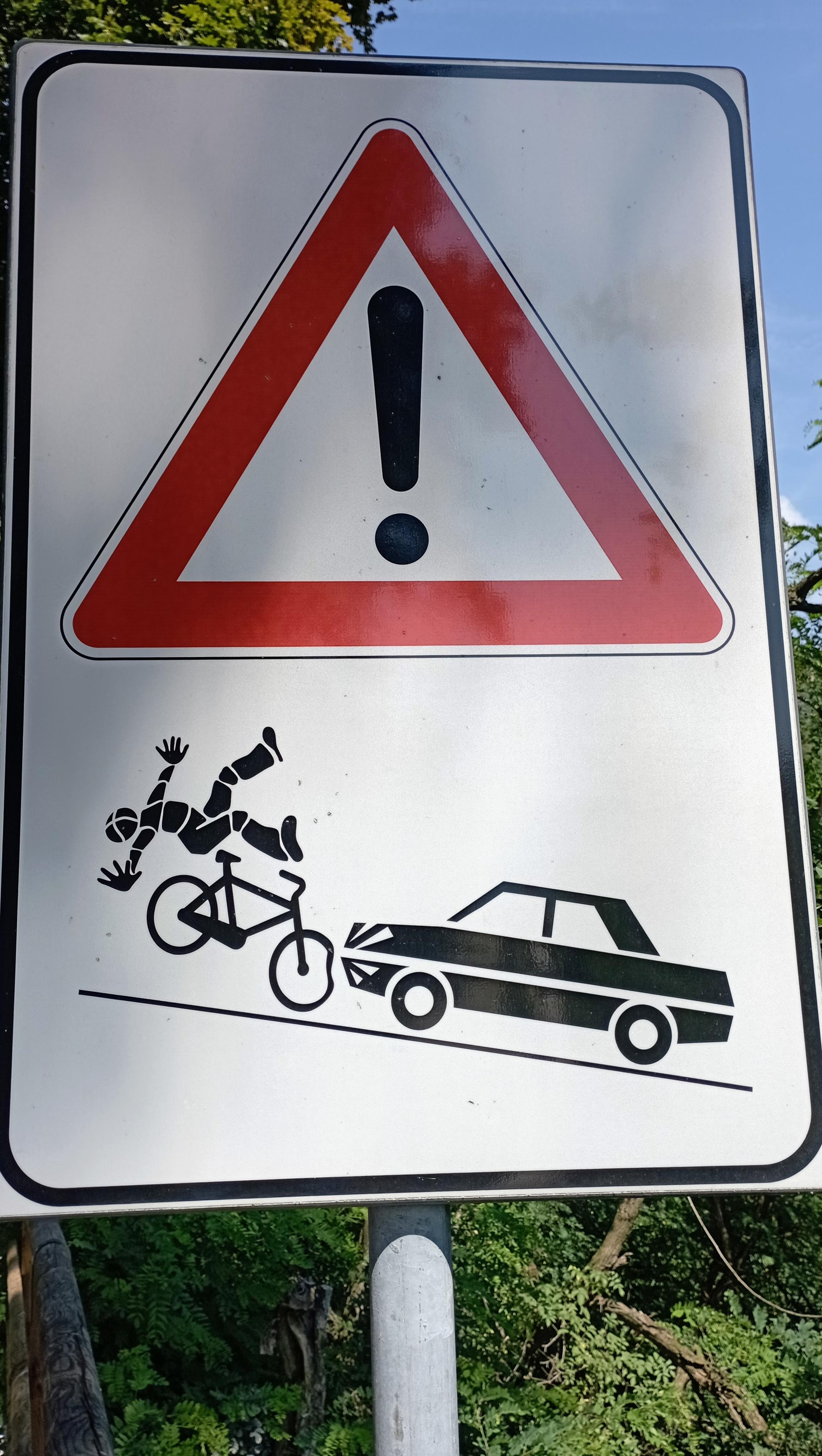 warnschild wo ein Auto ein rad rammt