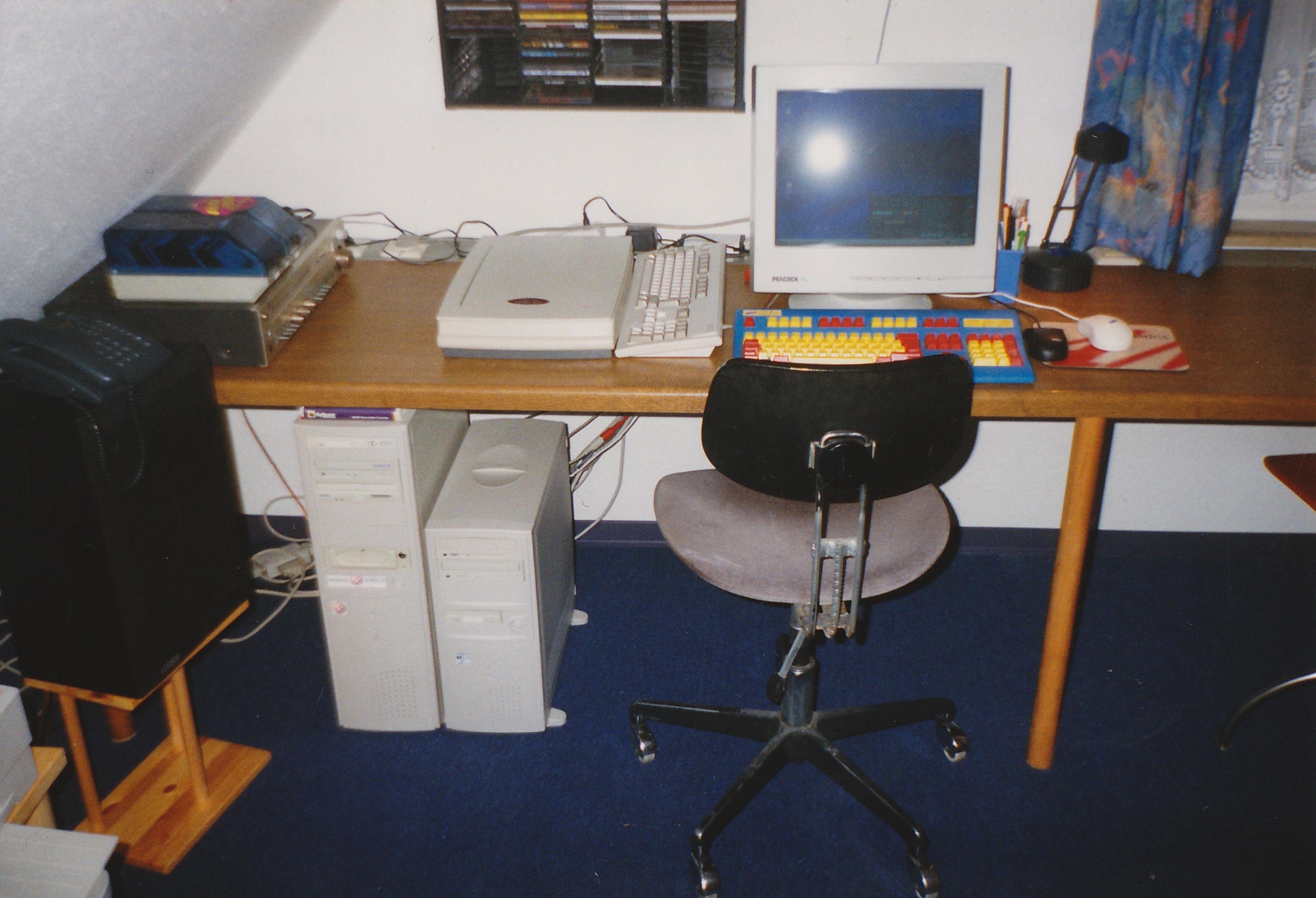 Meine beiden Rechner der Bigtower ist der AMIGA der kleine ist der PC. Den Stuhl gibt es übrigens heute noch. 